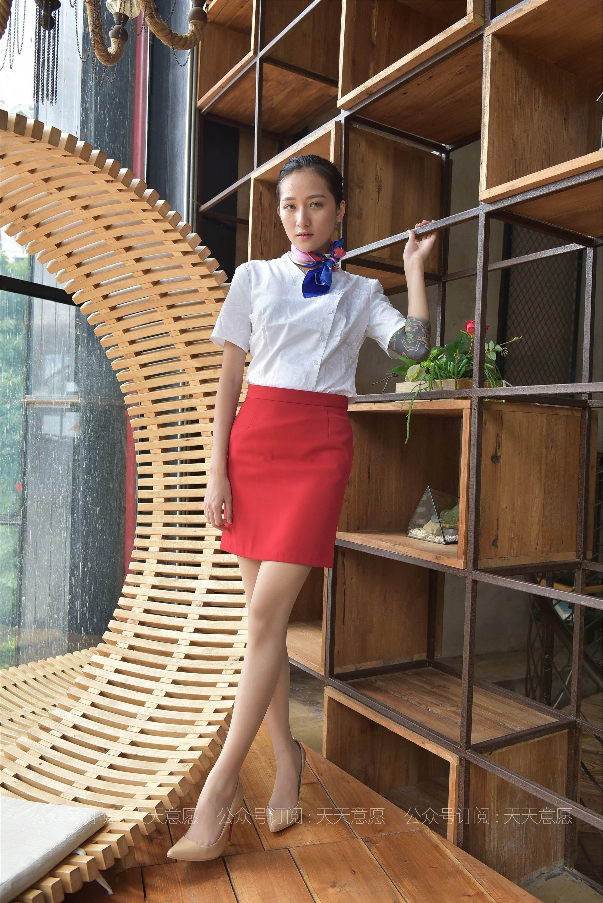 IESS异思趣向 - 模特：潇潇《红裙职业装展示》